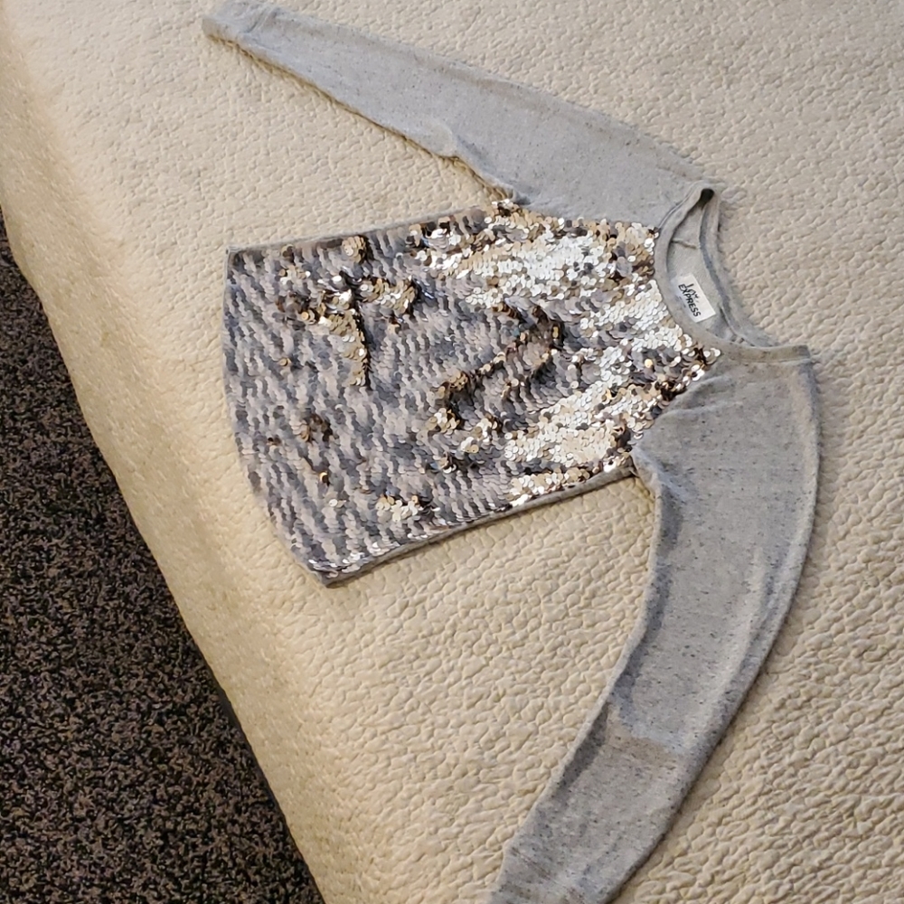 Never worn!! 23.5"long.